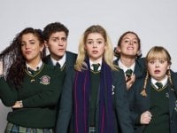 Derry Girls, la recensione: dall'Irlanda del Nord, un gruppo di ragazze sfigate e irriverenti