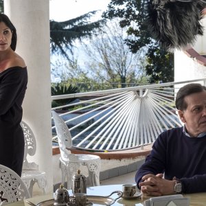 Il Sindaco del Rione Sanità: Daniela Ioia e Roberto De Francesco in  una scena del film