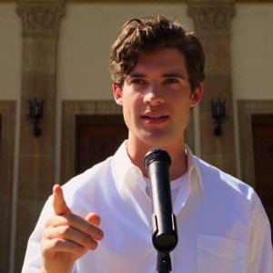 The Politician: Theo Germaine in una scena della serie