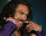 Joker: Jason Momoa vestito di viola alla premiere
