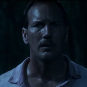 Nell'erba alta: un primo piano di Patrick Wilson