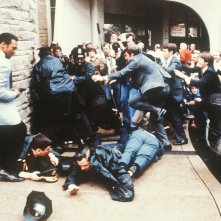 Il momento dell'attentato a Ronald Reagan, il 30 marzo 1981