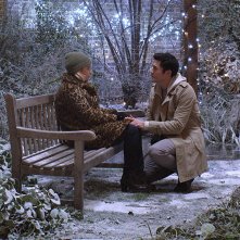 Last Christmas: Emilia Clarke con Henry Golding in una scena del film