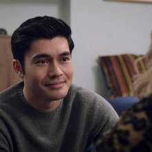 Last Christmas: Henry Golding in una scena del film