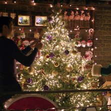 Last Christmas: Henry Golding con Emilia Clarke in  una scena del film