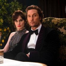 The Gentlemen: Matthew McConaughey e Michelle Dockery in una foto del film