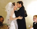 Angelina Jolie avrebbe sposato Brad Pitt perché si sentiva sotto pressione
