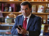 Appena un minuto, la recensione: Max Giusti torna indietro nel tempo