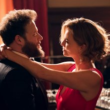 Non succede... ma se succede: Charlize Theron con Seth Rogen in una scena del film