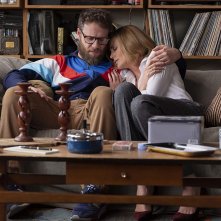 Non succede... ma se succede: Charlize Theron e Seth Rogen durante una scena del film