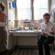 Non tutte le sciagure vengono dal cielo: Inge Maux, Joel Basman in  una scena del film