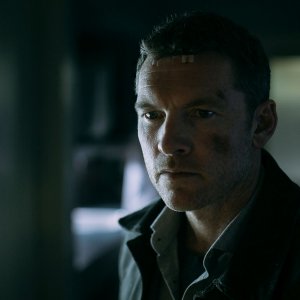 Fractured: un primo piano di Sam Worthington