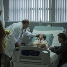 Fractured: Lily Rabe, Sam Worthington e Stephen Tobolowsky in una scena del film