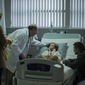 Fractured: Lily Rabe, Sam Worthington e Stephen Tobolowsky in una scena del film