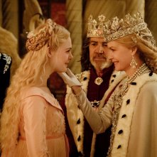 Maleficent: Signora del Male, Elle Fanning e Michelle Pfeiffer in una scena