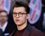 Tom Holland cambia look e online i fan commentano l'inattesa trasformazione