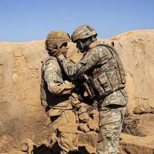 The Kill Team: Alexander Skarsgård, Nat Wolff in una scena del film