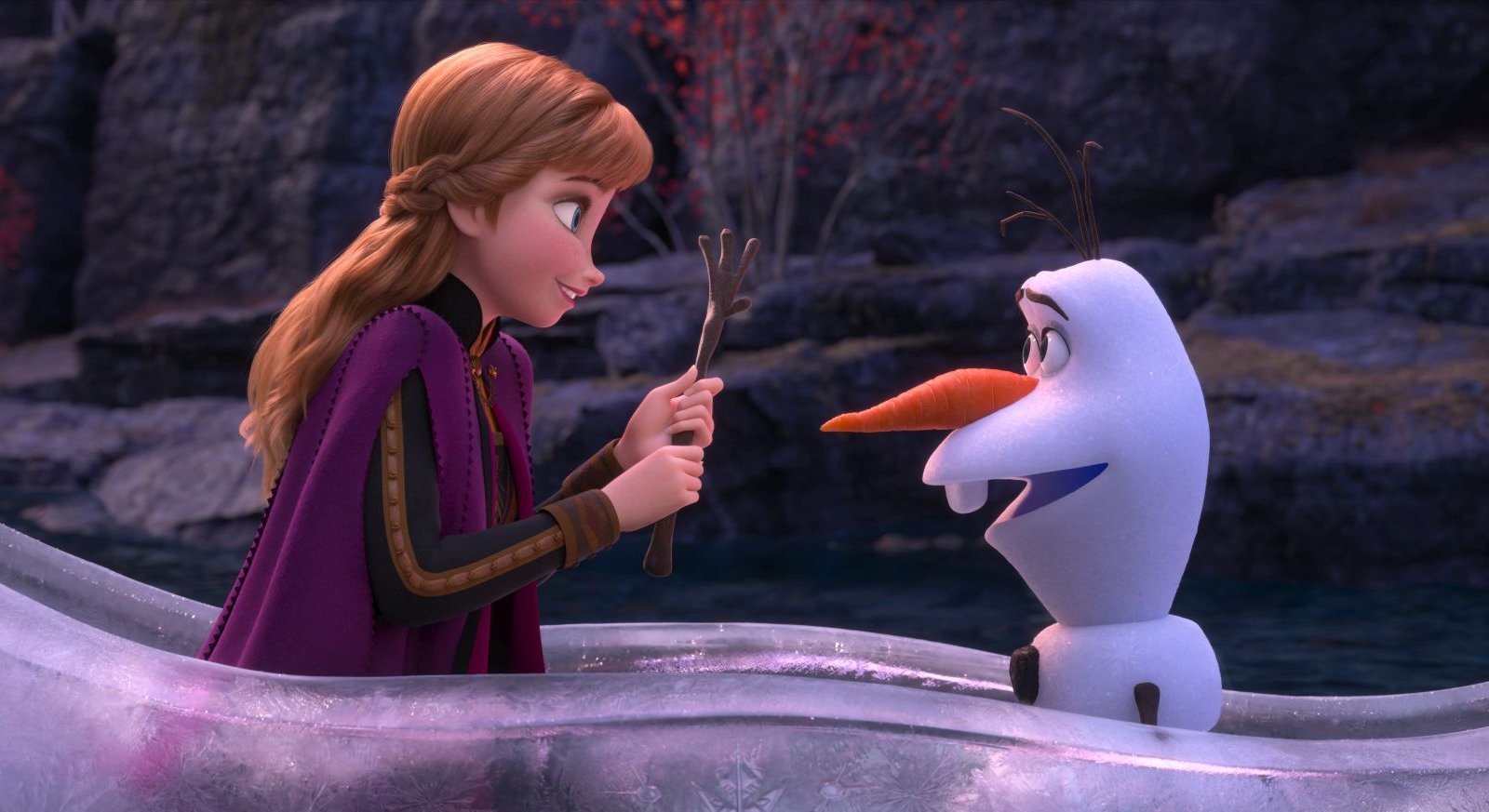 Anna e Olaf in una scena di Frozen 2 - Il segreto di Arendelle