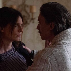 Grazie a Dio: Swann Arlaud, Amélie Daure in una scena del film