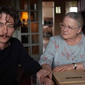 Grazie a Dio: Josiane Balasko, Swann Arlaud in una scena del film