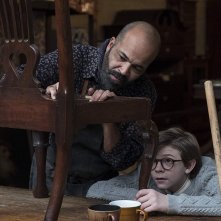 Il cardellino: Jeffrey Wright, Oakes Fegley in una scena del film