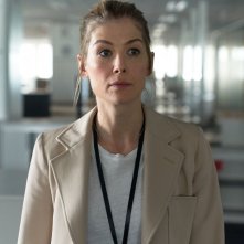 The Informer - Tre secondi per sopravvivere: Rosamund Pike in una scena