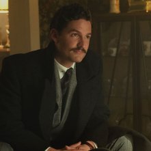 Pennyworth: Ben Aldridge è Thomas Wayne in una foto della serie