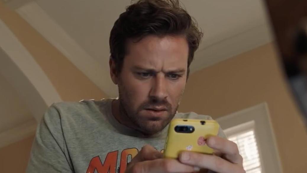 Armie Hammer col cellulare in mano