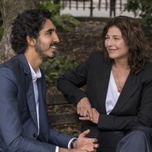 Modern Love: Dev Patel e Catherine Keener in una scena del secondo episodio