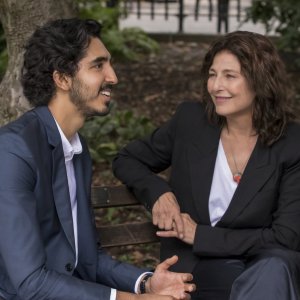 Modern Love: Dev Patel e Catherine Keener in una scena del secondo episodio