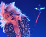 Lady Gaga cade giù dal palco insieme ad un fan a Las Vegas (VIDEO)