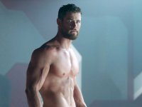 Chris Hemsworth: l'allenamento a petto nudo che fa dimenticare il Thor Grasso (VIDEO)