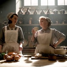 Downton Abbey: Lesley Nicol, Sophie McShera in una scena del film