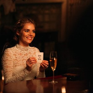 Finchè morte non ci separi: Samara Weaving in una scena del film