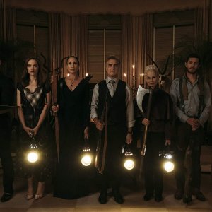 Finchè morte non ci separi: Andie MacDowell, Henry Czerny, Adam Brody, Nicky Guadagni, Elyse Levesque, Melanie Scrofano, Kristian Bruun in una scena del film