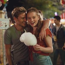 Vicino all'orizzonte: Luna Wedler  e Jannick Schümann in  una scena del film