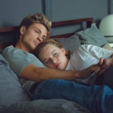 Vicino all'orizzonte: Jannik Schümann, Luna Wedler durante una scena del film