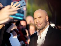 John Travolta, Riley Keough è la madre biologica del terzo figlio? L'ipotesi nei documenti giudiziari