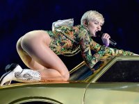 Miley Cyrus: le foto sexy sfidano le censure di Instagram