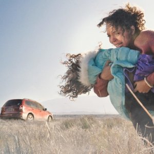 Serpente a sonagli: una scena del film con Carmen Ejogo