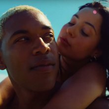 Waves: Kelvin Harrison Jr., Alexa Demie in una scena del film