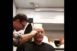 El Camino -  Bryan Cranston Becomes Walter White In One Minute