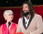 Helen Mirren: 'Ho scattato a Jason Momoa una foto di nascosto mentre eravamo in aereo'