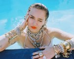 Miley Cyrus su Instagram senza reggiseno fa il boom di like