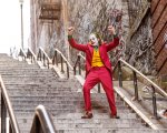 Joker: un ragazzo tira uova ai fan sulla scalinata del film a New York (VIDEO)