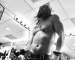 Jason Momoa, le foto sexy e folli dietro le quinte del SNL
