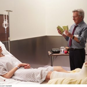 L'uomo del Labirinto: Dustin Hoffman e Valentina Bellè in una scena del film