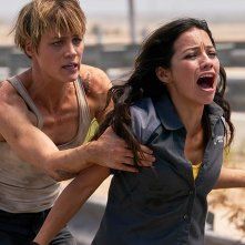 Terminator: Destino Oscuro, Natalia Reyes e Mackenzie Davis in  una scena del film