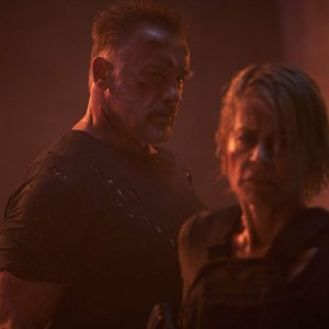 Terminator: Destino Oscuro, Linda Hamilton e Arnold Schwarzenegger in una scena del film