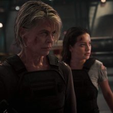 Terminator: Destino Oscuro, Linda Hamilton e Natalia Reyes in una scena del film